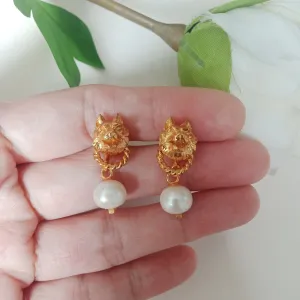 Dog door knocker FW pearl earrings