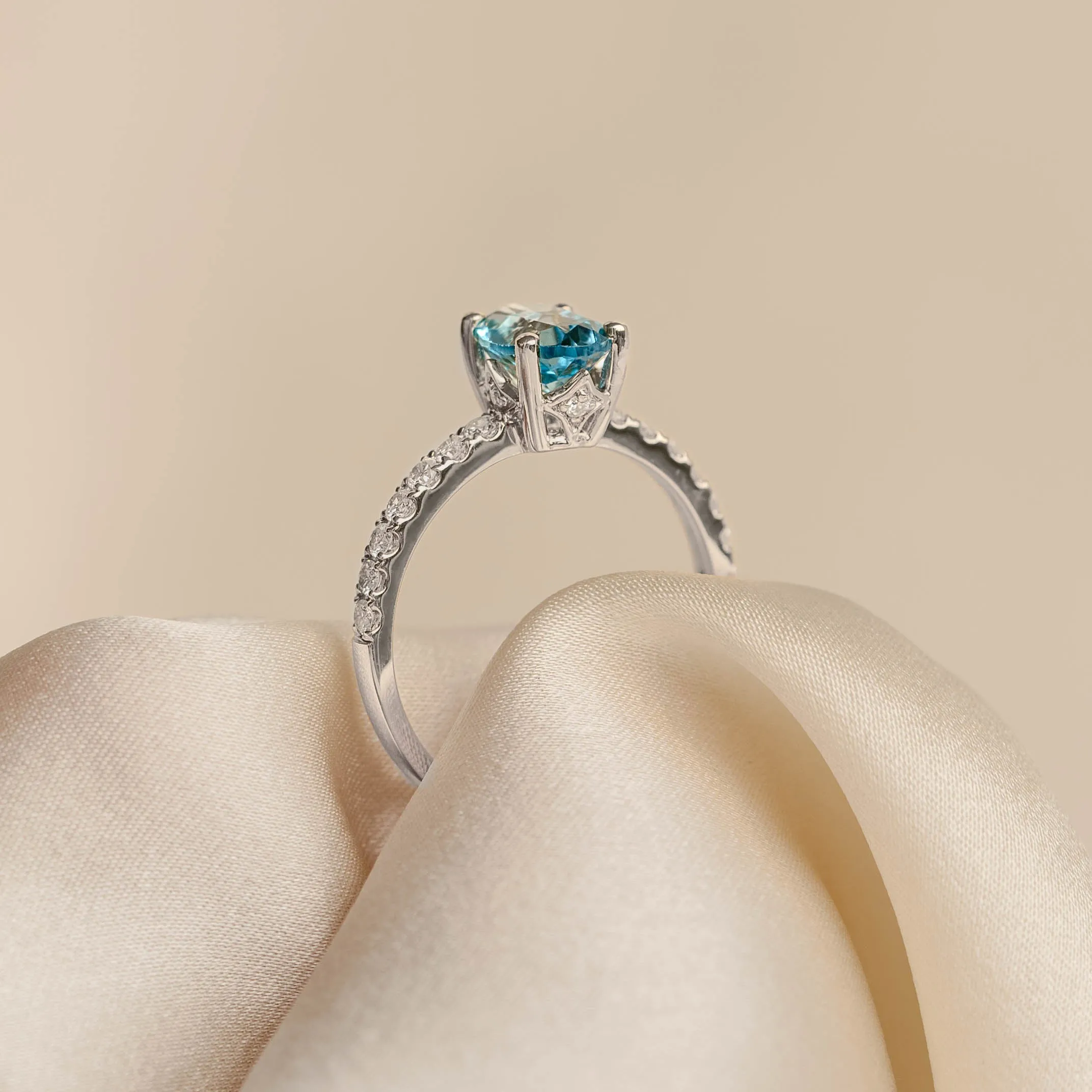 Oval Swiss Blue Topaz and Diamond Ring White Gold - Minette